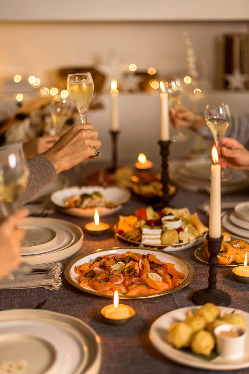 Brindis en una taula de Nadal a Marina Bay